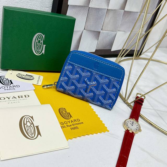 戈雅Matignon Mini 零钱包采用全拉链开合设计。其中部隔层可存放硬币，而其内部贴袋可插入卡片或小证件。 款号: 98167 颜色: 蓝色 尺寸: 10