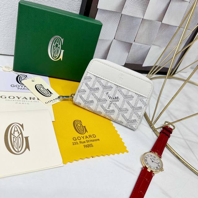 戈雅Matignon Mini 零钱包采用全拉链开合设计。其中部隔层可存放硬币，而其内部贴袋可插入卡片或小证件。 款号: 98167 颜色: 白色 尺寸: 10