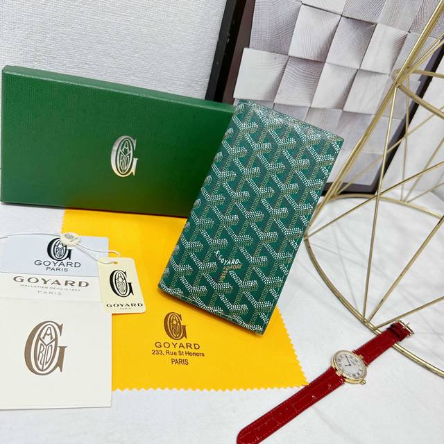 戈雅Saint-Roch 钱包采用长款设计，可存放卡片、证件和纸钞。其长形扁平的款式既适合放入包中，也可放入夹克口袋中。 款号: 98156 颜色: 绿色 尺寸