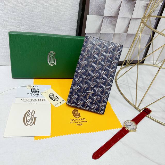 戈雅Saint-Roch 钱包采用长款设计，可存放卡片、证件和纸钞。其长形扁平的款式既适合放入包中，也可放入夹克口袋中。 款号: 98156 颜色: 深蓝色 尺