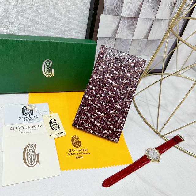 戈雅Saint-Roch 钱包采用长款设计，可存放卡片、证件和纸钞。其长形扁平的款式既适合放入包中，也可放入夹克口袋中。 款号: 98156 颜色: 酒红色 尺