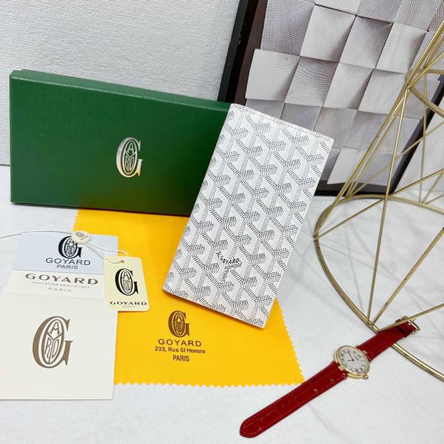 戈雅Saint-Roch 钱包采用长款设计，可存放卡片、证件和纸钞。其长形扁平的款式既适合放入包中，也可放入夹克口袋中。 款号: 98156 颜色: 白色 尺寸