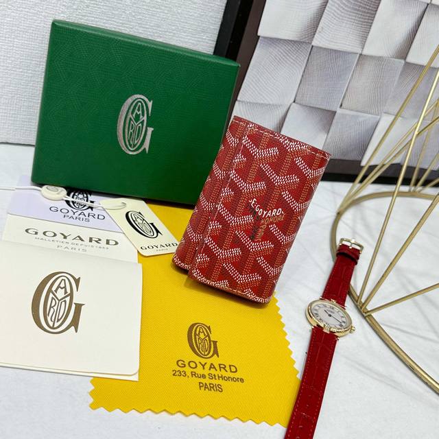 戈雅Saint-Michel 钥匙圈采用金属挂钩和按扣闭合，最多可存放 6 把钥匙，还有一个用于存放卡和纸钞的位置。 款号: 98630 颜色: 红色 尺寸: