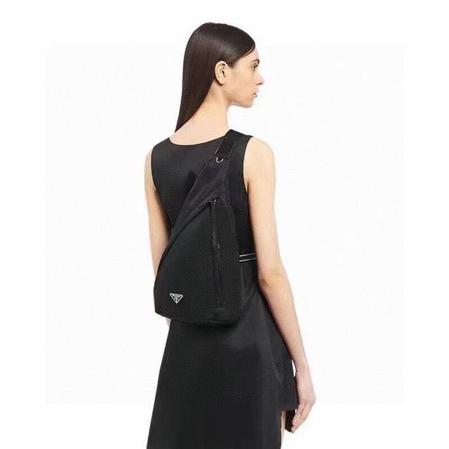 prada-普拉达最新爆款胸包官网同步 男女通用 采用原版进口防水布料配原版五金 做工细节精致 手感舒服 代工 原版品质尺寸：26.5 37.5Cm310