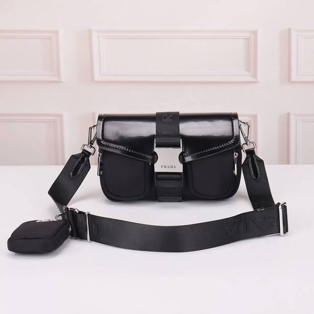 prada-普拉达最新款机车包 单肩包[笑脸]官网同步 采用亮面小牛皮搭配尼龙防水面料 原版五金 做工细节精致 手感舒服 代工 原版品质[恐惧]尺寸：23 12