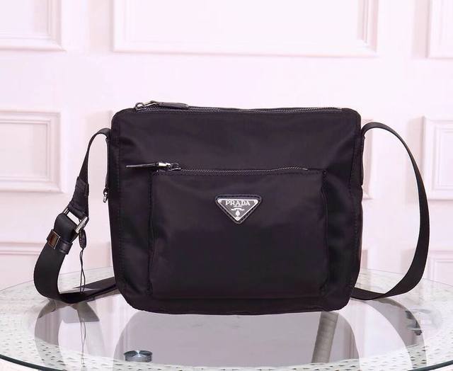 prada-普拉达斜挎包官网同步 采用原版进口防水布料配原版五金 做工细节精致 手感舒服 代工 原版品质尺寸：26.22.4Cm230