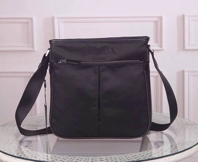 prada-普拉达斜挎包官网同步 采用原版进口防水布料配原版五金 做工细节精致 手感舒服 代工 原版品质尺寸：26.26.7Cm260