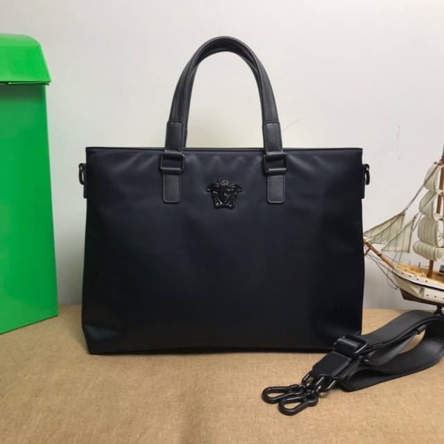 顶级原单范思哲爆款男士公文包、面料100%采用进口牛津尼龙防水布料配意大利进口原版牛皮专柜原版五金、原厂专用里布。顶级工匠精细手工车线款式时尚大方低调奢华有内涵