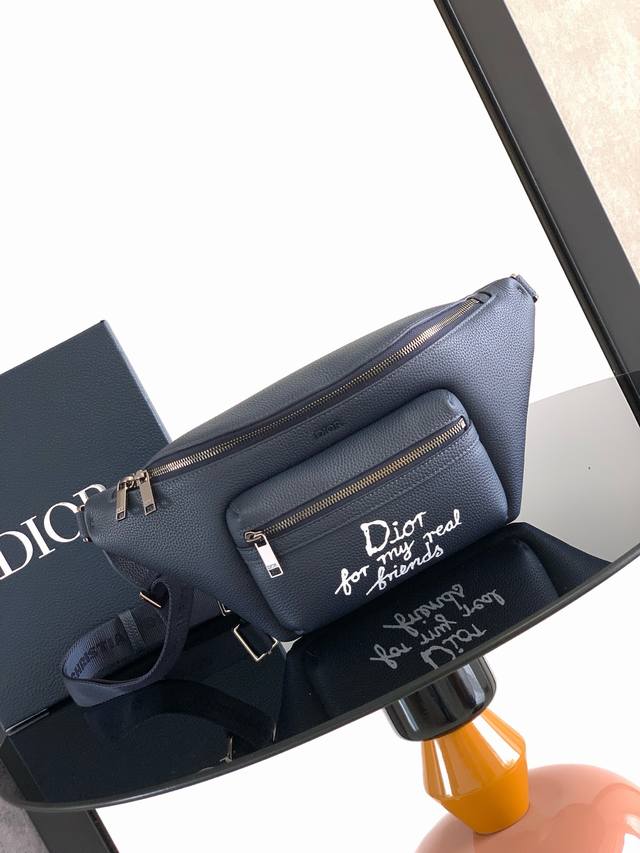 这款 Rider 2.0 腰包来自 Dior And Hylton Nel 限定系列。采用海军蓝色粒面牛皮革等材质精心制作，正面拉链口袋饰以来自 Dior An