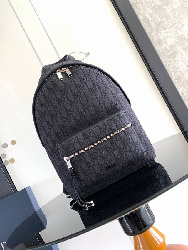 新版小号 这款 Rider 双肩背包轮廓简约,经典的学院款式洋溢着活力。从 Dior 男装系列汲取灵感,采用米色和蓝色提花面料重新诠释,通体饰以 Oblique 新版小号 这款 Rider 双肩背包轮廓简约,经典的学院款式洋溢着活力。从 Dior 男装系列汲取灵感,采用米色和蓝色提花面料重新诠释,通体饰以 Oblique