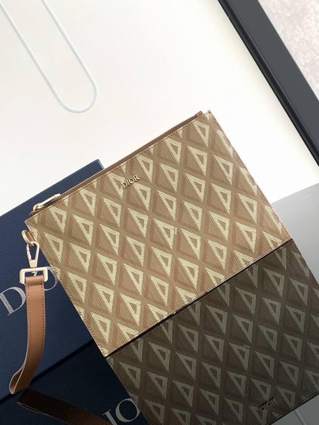 小号顶级原单 这款 A5 手拿包是一款优雅简约的配饰。采用迪奥咖啡Cd Diamond 图案帆布精心制作，从 Dior 档案汲取灵感，饰以同色调光滑牛皮革细节。