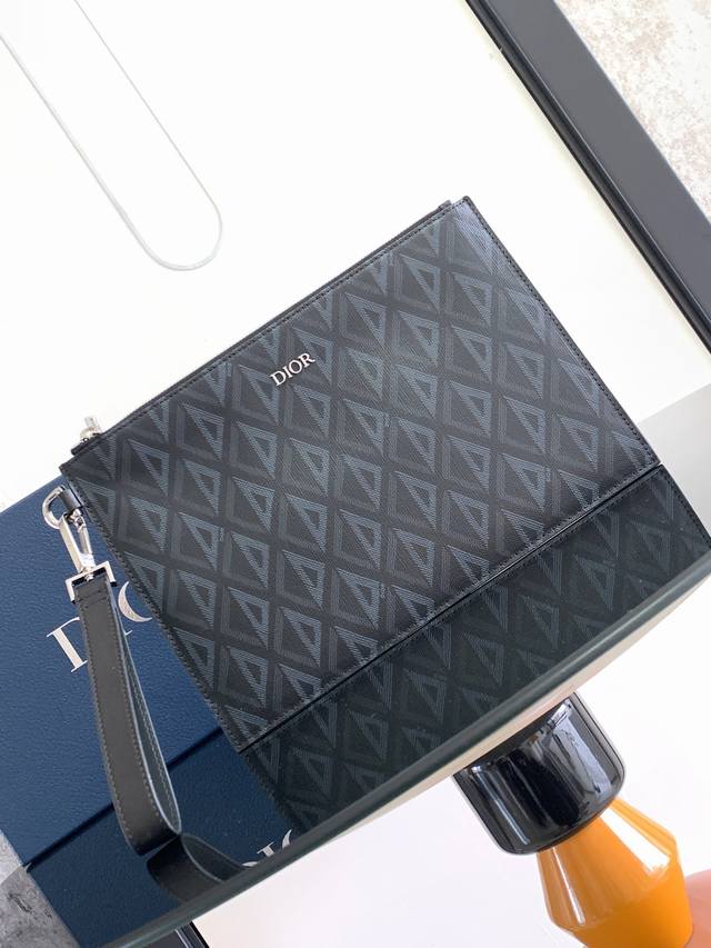 大号 顶级原单 这款 A5 手拿包是一款优雅简约的配饰。采用迪奥灰 Cd Diamond 图案帆布精心制作,从 Dior 档案汲取灵感,饰以同色调光滑牛皮革细节 大号 顶级原单 这款 A5 手拿包是一款优雅简约的配饰。采用迪奥灰 Cd Diamond 图案帆布精心制作,从 Dior 档案汲取灵感,饰以同色调光滑牛皮革细节