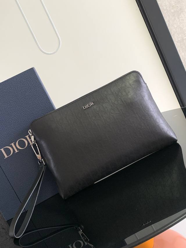 配盒子+蜜蜂 这款手拿包实用而高雅,内部空间宽敞,可收纳各种日常用品。采用别致的黑色 Oblique Galaxy 印花效果皮革制作,打造 Oblique 印花 配盒子+蜜蜂 这款手拿包实用而高雅,内部空间宽敞,可收纳各种日常用品。采用别致的黑色 Oblique Galaxy 印花效果皮革制作,打造 Oblique 印花