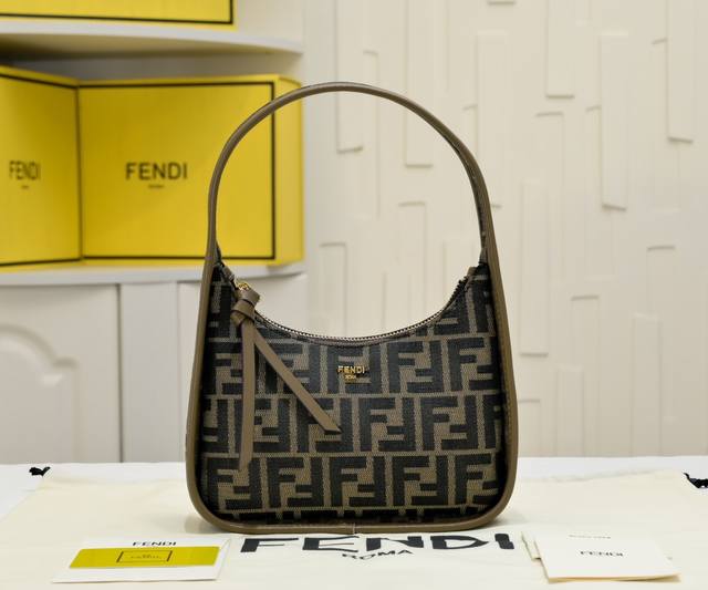 型号7736，最新Fendessence 迷你Hobo包，经典老花可手提可做腋下包，日常又百搭，包身超级轻便容量却无限大噢，重量约等于0，实用也可爱，搭配小皮结