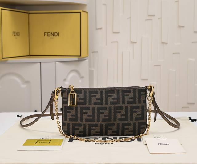 原单布 配盒子 型号7717Fendi 新款Baguette棕色提花Ff布料手拿包,配有可拆卸细链条,可手拿或腋下背携。拉链开合,拉链头饰有标志性Ff图案。布料 原单布 配盒子 型号7717Fendi 新款Baguette棕色提花Ff布料手拿包,配有可拆卸细链条,可手拿或腋下背携。拉链开合,拉链头饰有标志性Ff图案。布料