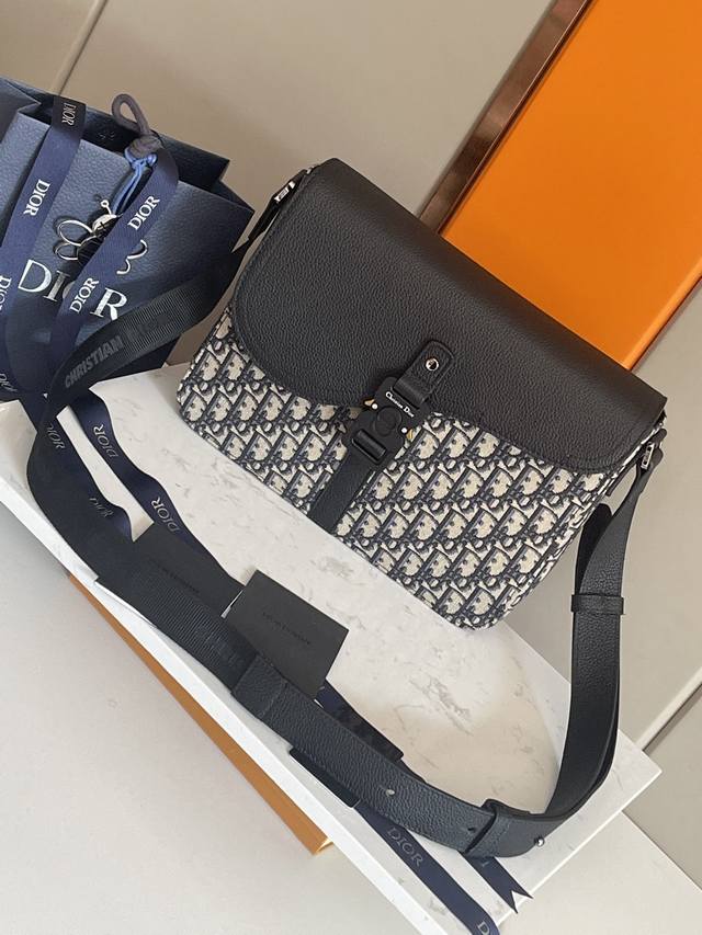 顶级原单 这款马鞍信使包是本季新品，精巧时尚。采用黑色粒面牛皮革精心制作，饰以对比鲜明的缉面线，搭配彰显马鞍风格审美的翻盖，点缀以铝扣提升格调。迷你款式，内部空