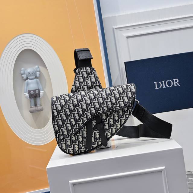 配全套折叠礼盒 迪马鞍包 情侣款 马鞍包 原单品质 男士单品分享 斜挎包 男款的Saddle Bag强势推！！ 新任设计师Kim Jones首次操刀设计的第一季