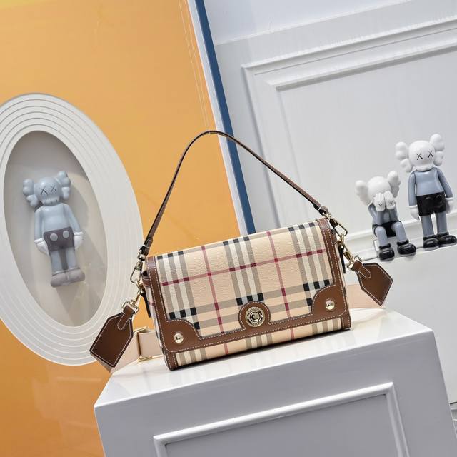 巴宝莉Burberry 邮差包巴宝莉专柜最新款单肩斜挎包，实用耐久的面料 采特殊材质搭配牛皮四季必备 单肩斜挎背两用款 尺寸 24.15