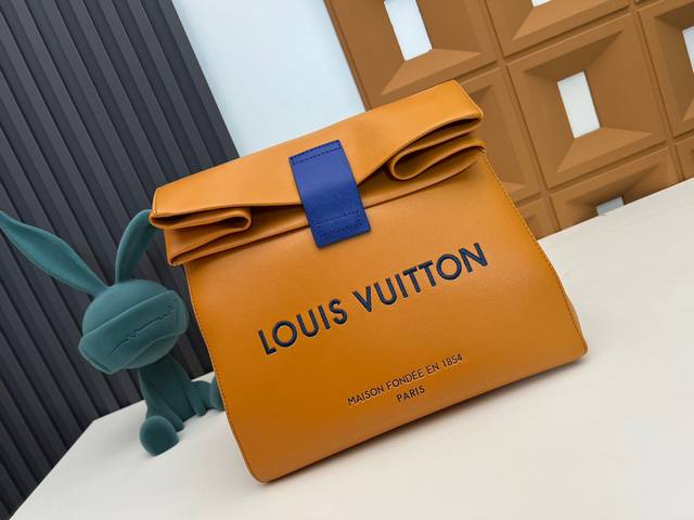 m24578顶级原单 M24578 Sandwich手袋为柔软牛皮革浸染品牌购物袋的标志性色调。再将Louis Vuitton和Maison Fondee En