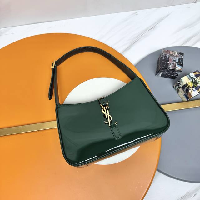 今年火到爆炸的腋下包Y家虽迟但到 当时一看到，就觉得这个名字好特别，灵感来源于小众电影 CléO From 5 To 7 ，讲述的是下班后和回到家之间的5-7点