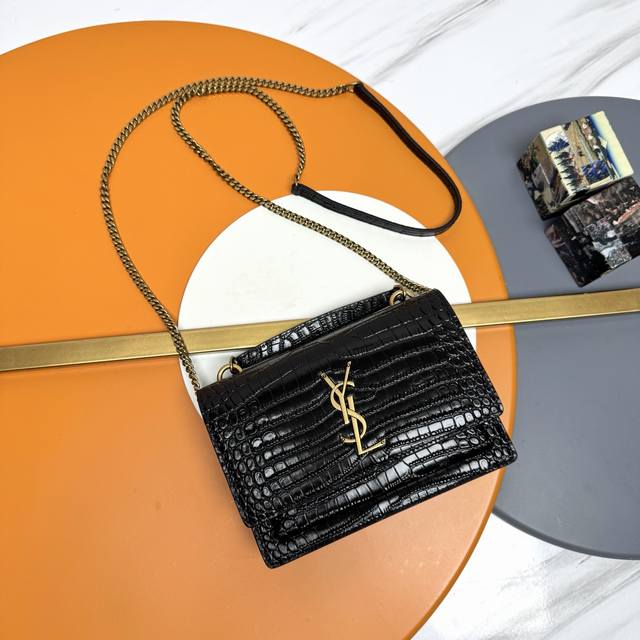 原单 700 黑色金扣#，鳄鱼纹， 来了！来了！新款日落包鳄鱼纹原厂皮版本它来了！延续经典的Sunset翻盖外形轮廓，对细节进行了一系列小改变，例如顶部增加了真