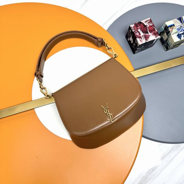 牛皮 古金 原厂皮、精品专供 新款 Voltaire 腋下 马鞍包~乃是时尚界的璀璨新星！这款包将腋下包的时尚与马鞍包的独特形体完美融合，呈现出别具一格的魅力。