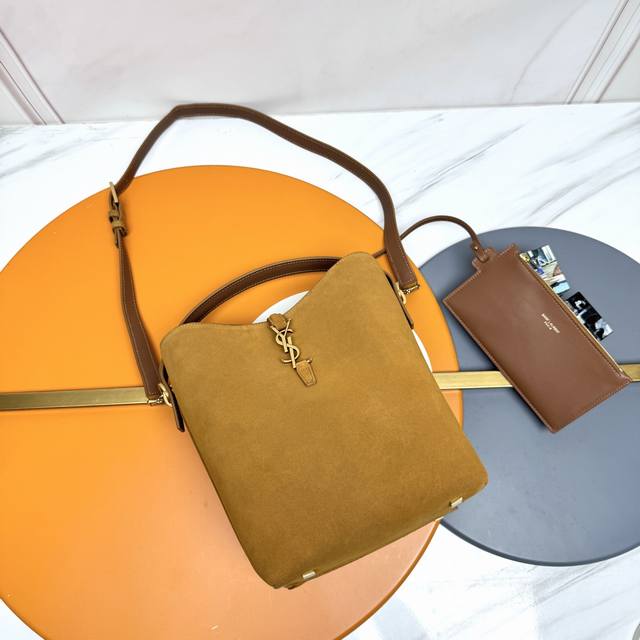 麂皮款 磨砂皮 Le 5A7系列之新款超好看水桶包 带手提_全新包型，采用意大利的麂皮和牛皮，包身轮廓简洁、立体，看上去硬挺又不会太凌厉，底部带有个金属脚钉，搭