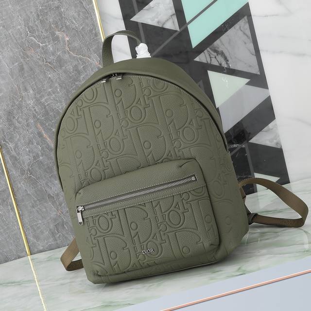 rider 2.0 拉链双肩背包 卡其色Dior Gravity印花效果皮革和卡其色粒面牛皮革 P40,000 编号:1Esba199Llg_H635 尺寸:3 rider 2.0 拉链双肩背包 卡其色Dior Gravity印花效果皮革和卡其色粒面牛皮革 P40,000 编号:1Esba199Llg_H635 尺寸:3