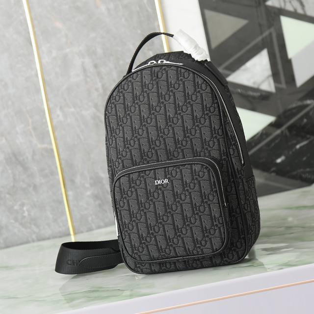 最新款斜挎版双肩背包是本季新款，从 Rider 手袋汲取灵感，精巧实用。采用标志性的米色和黑色 Oblique 印花精心制作，正面拉链口袋饰以“Dior”标志。