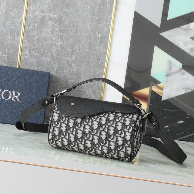 这款 Roller 手袋附有肩带，将优雅的风格与实用的设计融为一体，打造全新版本。采用米色和黑色 Oblique 印花面料精心制作，饰以 Dior 标志。拉链隔