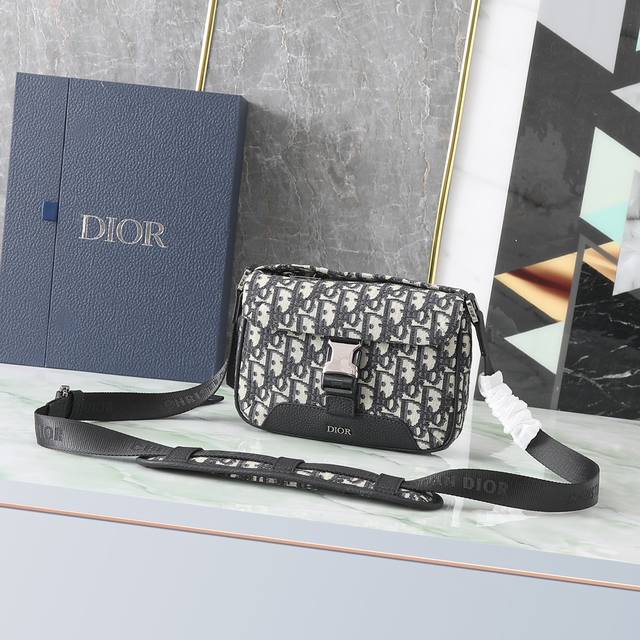 这款 Dior Explorer 手袋从经久不衰的信使包经典标识汲取灵感，重新演绎高订风格版本。采用标志性的米色和黑色 Oblique 印花提花面料精心制作，侧