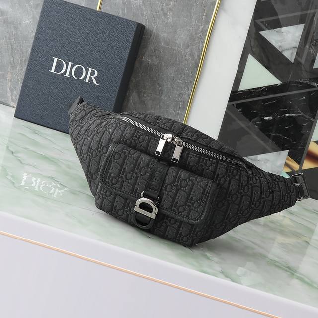 这款 Dior 8 腰包是二零二五春季男装系列新品，时尚实用。采用黑色 Oblique 印花面料等材质精心制作，正面搭配翻盖口袋，饰以 Dior 8 搭扣。拉链