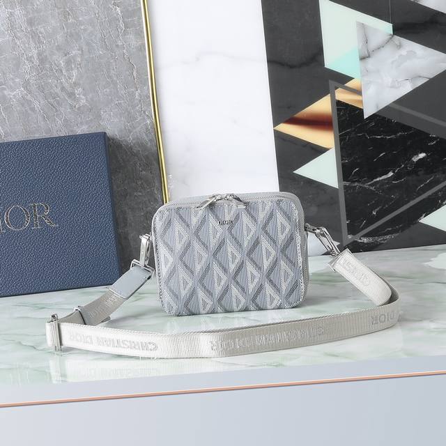 这款手拿信使包高雅实用,可收纳各种日常用品。采用迪奥灰 Cd Diamond 图案帆布精心制作,从 Dior 档案汲取灵感,饰以同色调光滑牛皮革细节。顶部设有双 这款手拿信使包高雅实用,可收纳各种日常用品。采用迪奥灰 Cd Diamond 图案帆布精心制作,从 Dior 档案汲取灵感,饰以同色调光滑牛皮革细节。顶部设有双