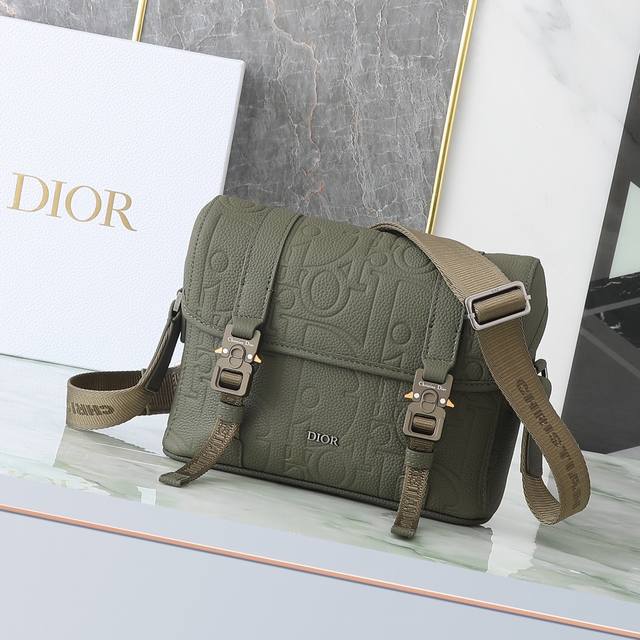 dior Hit The Road 翻盖信使包 卡其色 Dior Gravity印花效果皮革和卡其色粒面牛皮革 P40,000 编号:1Espo333Llg_H