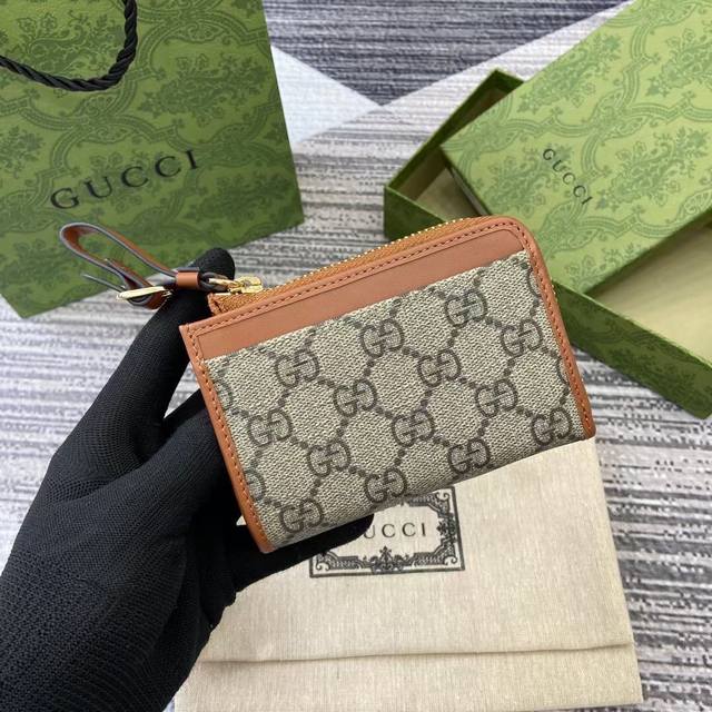 顶配版 新款 Gg Emblem系列饰包带卡片夹 Gg Emblem系列以创意设计和创新功能焕新诠释经典图案，匠心缔造未来数年的珍藏之选。这款米色和深棕色卡片夹