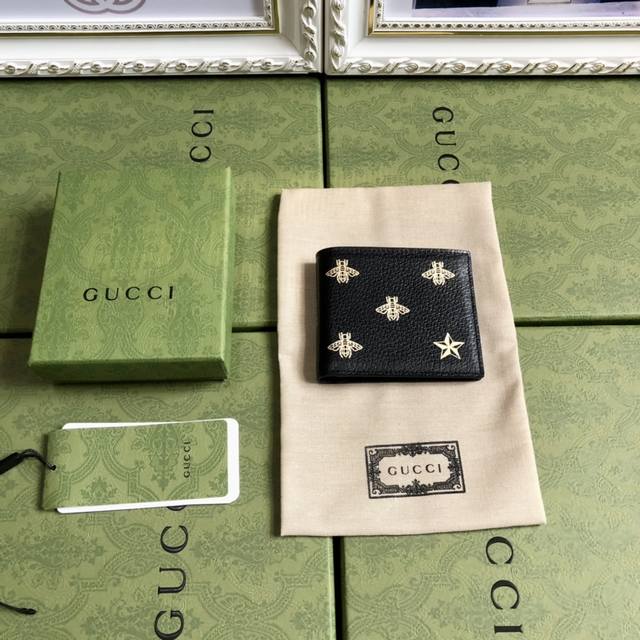 顶配版 配绿盒 G家顶级货品 专柜同步，原单品质，实物实拍！G蜜蜂 源自70年代典藏设计的历史性标志 搭配精美的星星图案。印花以金属质感金色精美印制在双折钱包的