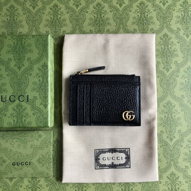 顶配版 高品质 Gg Marmont系列卡包。品牌典藏设计细节每一季都会演绎新的款式，为品牌悠久的设计传承书写新的篇章。这款卡包采用黑色皮革制作，饰以源自70年