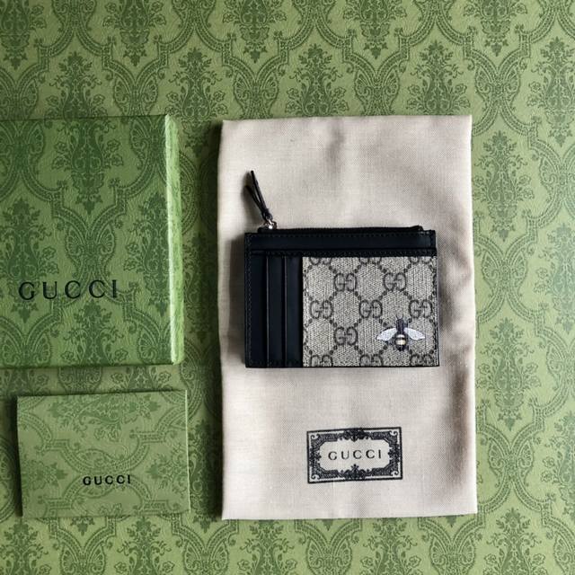 顶配版 高品质 高端品质小巧玲珑女性必备出门携带方便，采用进口头层甩纹牛皮配进口海外五金实物拍摄，原版皮质，做工精湛型号：597555蜜蜂。尺寸：W12×H8×