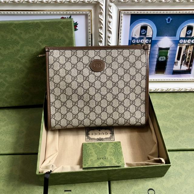 顶配版 顶级 新款Gucci Aria-时尚咏叹调 系列广泛运用Gg图案等经典元素和马术风格配件，令人回味起品牌创立之初的设计。这款简洁纤长的钱包采用黑色Gg