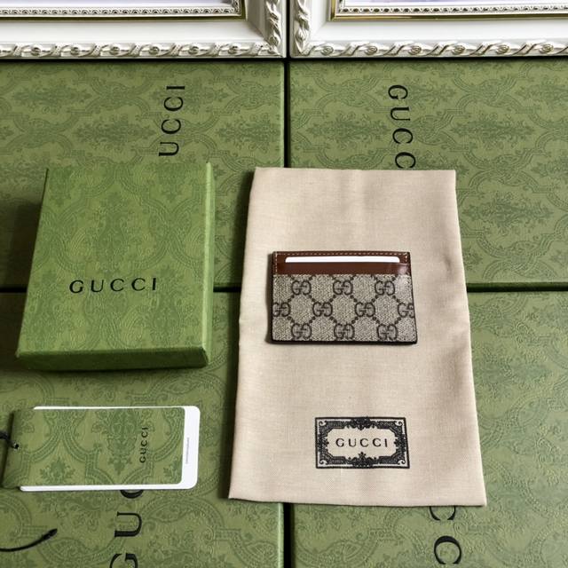 顶配版 配绿盒包装 独家私货 G家顶级货品 原单品质,实物实拍!男女士通用款小卡片包,款号233166啡Pvc 棕皮,尺寸:10X7。出货了 顶配版 配绿盒包装 独家私货 G家顶级货品 原单品质,实物实拍!男女士通用款小卡片包,款号233166啡Pvc 棕皮,尺寸:10X7。出货了