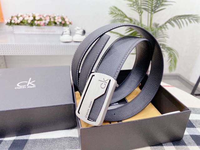 ck 美国品牌 为全球最大的高级时尚控股公司以传统手工设计和款式新颖誉满全球 此款采用纯牛皮名师制作 随心驾驭[奸笑] 附带原版包装