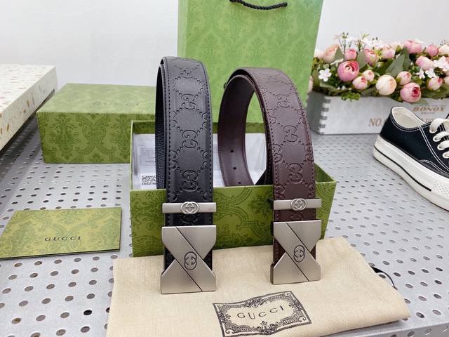 gucci 古奇新款互扣式G带扣深受品牌辉煌的70年代经典设计所影响，得以重新诠释。安放于织纹纯皮腰带之上。正品一致的吊牌全套包装 配纸袋 礼品盒 亲们下单一定