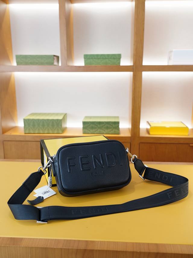 fendi 芬迪 官网同步 高版本 斜挎单肩背包 永恒不过时的标志性产品 纯原单小牛皮 顶级五金制作 非市面普通版本 贸易公司订单货 全部实拍 实用性非常高 完