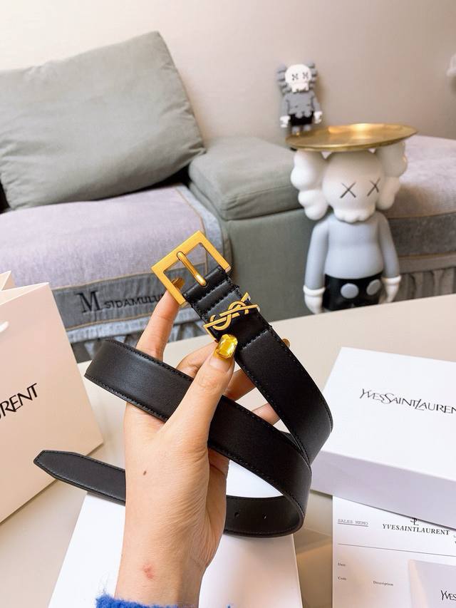 圣罗兰Ysl自诞生的那一刻起，就在人们心中留下了色彩缤纷.浪漫高雅的形象，经典而不落俗套是他的特征。圣罗兰Ysl这款3.0Cm情侣款 男女款腰带复古精工雕花金属