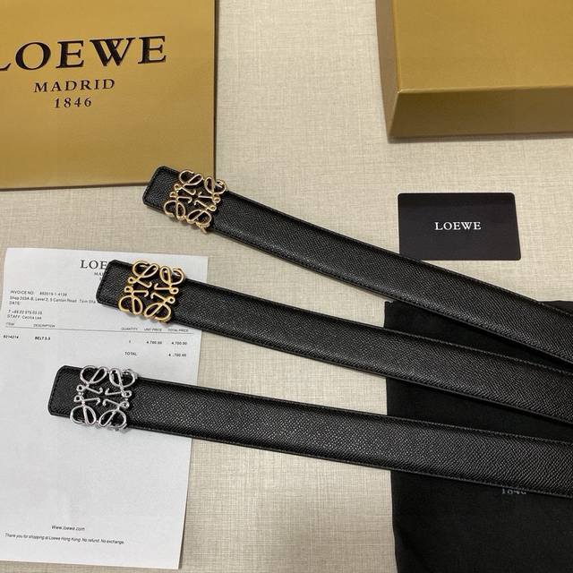 loewe 罗意威 专柜新款 选用柔软粒面小牛皮和光滑小牛皮制成，三色组合，3.5厘米宽度十分百搭，简单潮流