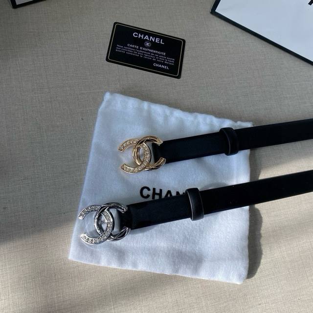 要给你的衣服加一些香香的点缀 如果哪一个品牌能把简单的东西做到极致那就是香奶奶先不说 施华洛水晶扣头的吸引力光是那进口胎牛皮带身的无敌质感也要忍不住要收入囊中