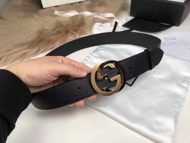 古弛Gucci 小牛皮腰带，采用热压制作，以获得野猪皮效果，营造织纹外观。饰以标志双G带扣。内衬皮底，宽度3.8Cm，简约大气上档次，永恒而经典！