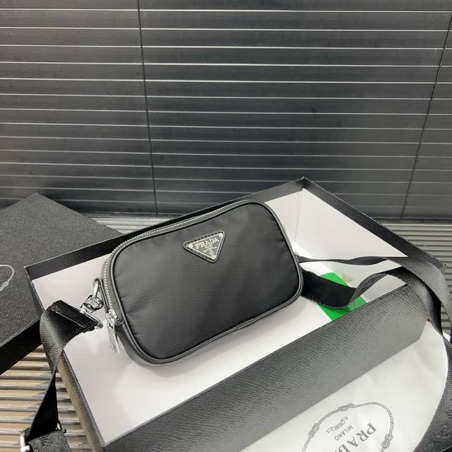 prada 普拉达 男士帆布单肩斜挎包小包 经典百搭 实物拍摄 原厂原版面料 高端品质 配送防尘袋 18 X 8 Cm。