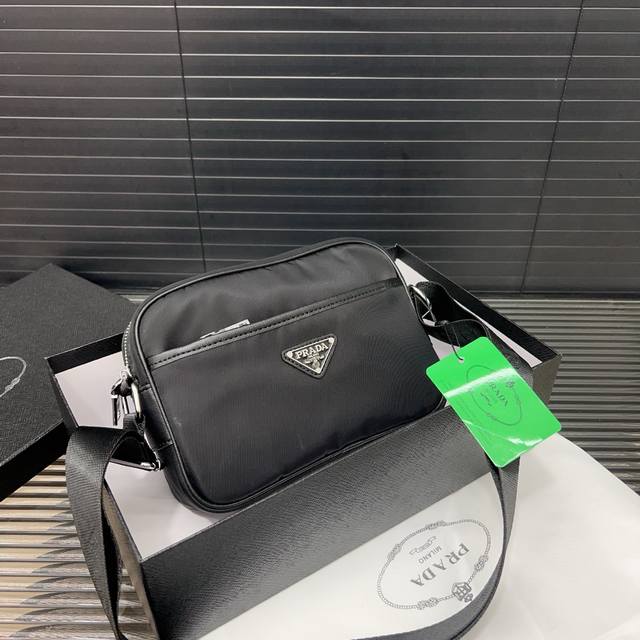 prada 普拉达 男士帆布单肩斜挎 差包 经典百搭 实物拍摄 原厂原版面料 高端品质 配送防尘袋 23 X 15 Cm。