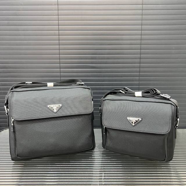 prada 普拉达 帆布翻盖邮差包 单肩包 男士休闲斜挎包 经典百搭 实物拍摄 原厂原版面料 配送防尘袋 大27 X 22Cm 小24 X 20Cm